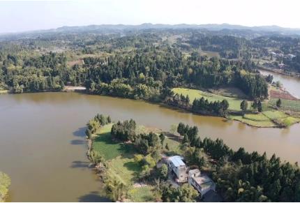 開展鄉(xiāng)村振興產(chǎn)業(yè)、河道治理和特色民宿建設(shè)